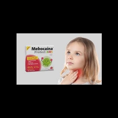 Menina com dor de garganta ao lado de embalagem do produto Mebocaina Protect KIDS