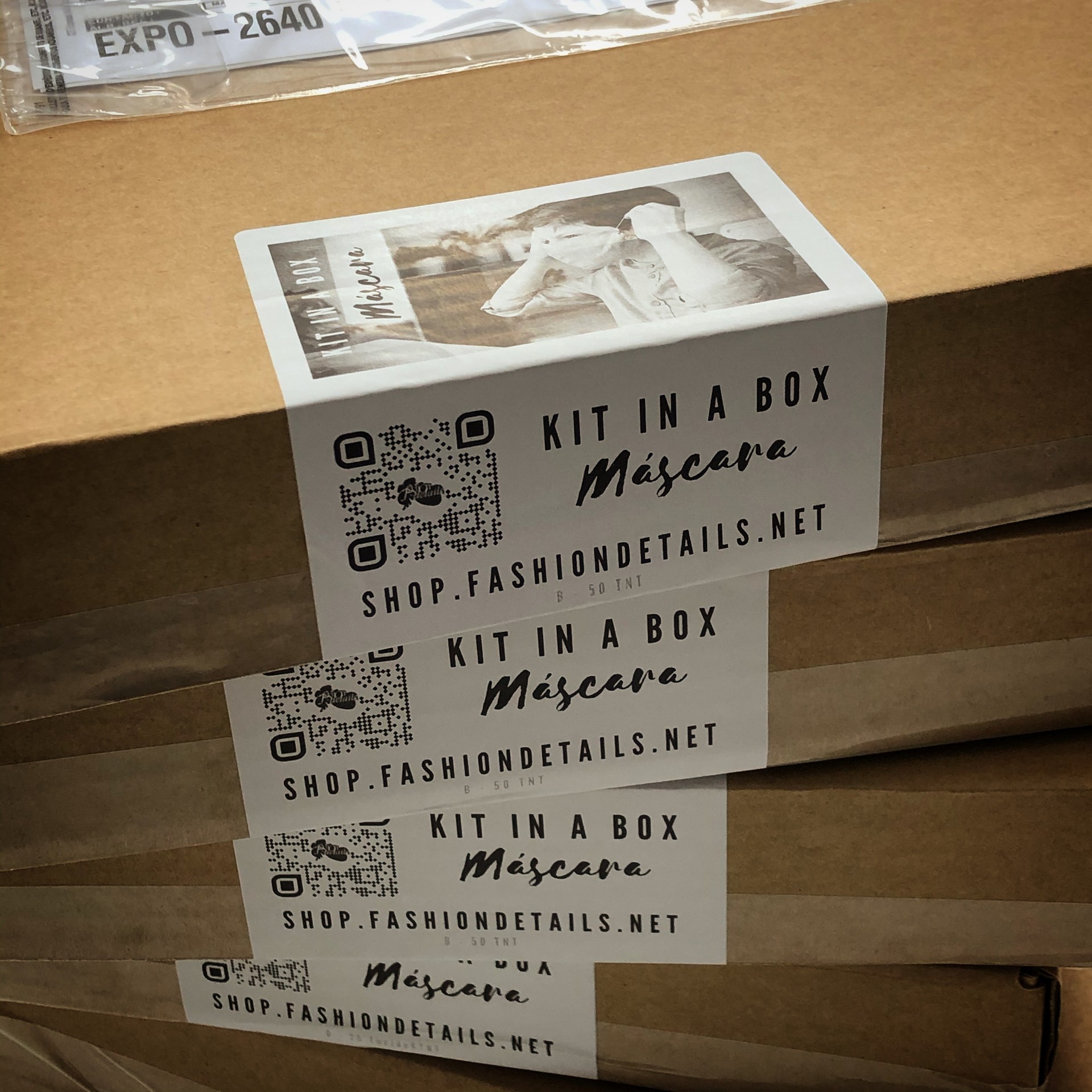 Caixas de Kit in a Box máscara com etiquetas brancas e QR code