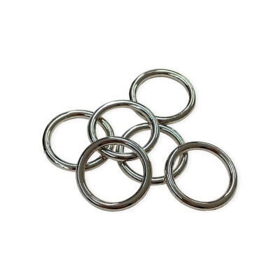 Cinco argolas metálicas prateadas sobre fundo branco