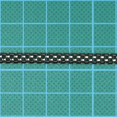 Corrente metálica prateada com padrão quadrangular