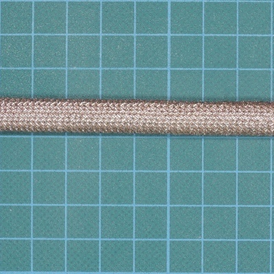 Corda castanha clara com textura trançada sobre superfície verde quadriculada