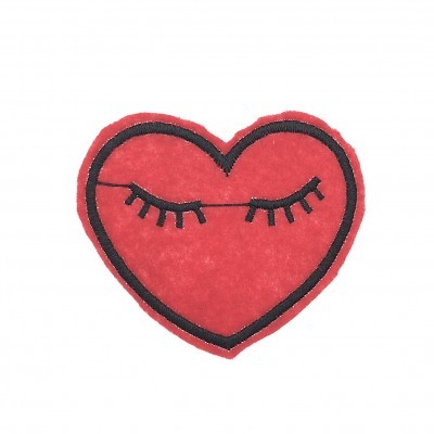 Aplique de tecido em forma de coração vermelho com contorno e detalhes pretos