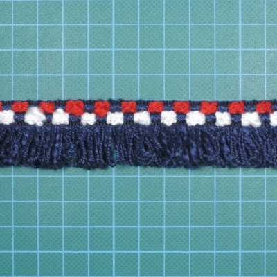 Fita decorativa azul, vermelha e branca com franja azul sobre superfície verde com grelha