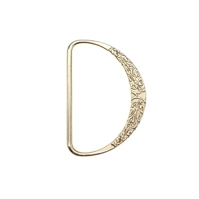 Fivela metálica em forma de D dourada com design decorativo em relevo
