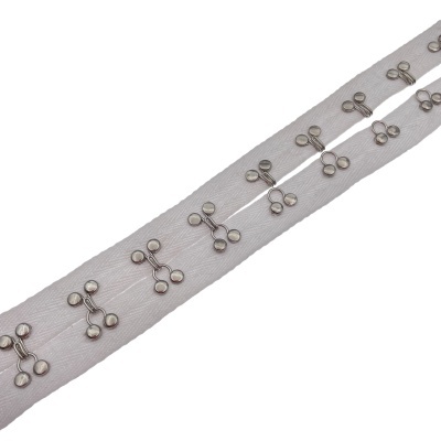 Tiras de tecido branco com ganchos metálicos prateados