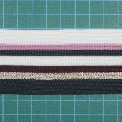 Tiras de tecido coloridas sobre superfície quadriculada verde