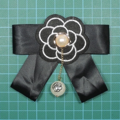 Laço preto com flor bordada e pérola central