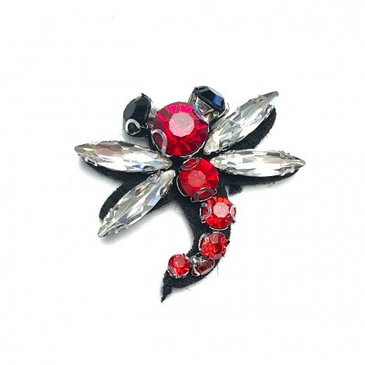 Broche libélula com pedras vermelhas, transparentes e azul escuro sobre base preta