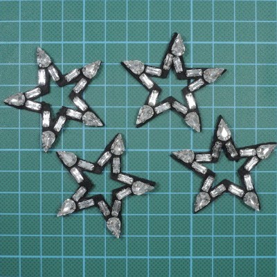 Quatro estrelas decorativas de cristais sobre fundo quadriculado azul