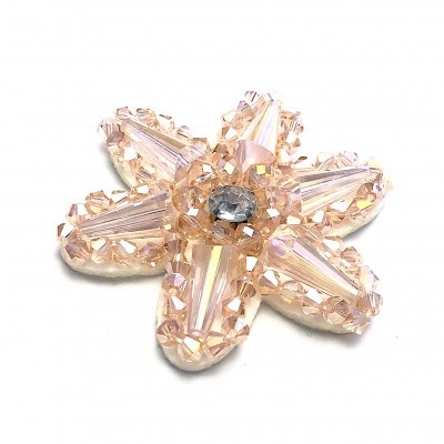 Broche em forma de flor com contas de vidro rosa e pedra cinzenta no centro