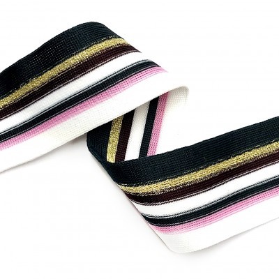 Fita têxtil decorativa com riscas coloridas enrolada