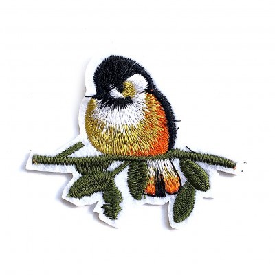 Emblema bordado de pássaro colorido sentado num ramo verde