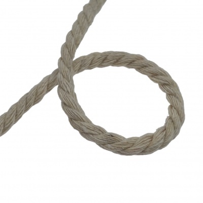 Corda têxtil bege trançada sobre fundo branco