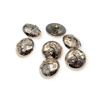 Botões metálicos prateados com relevo de cabeça de cavalo