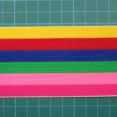 Cinco fitas coloridas sobre fundo quadriculado