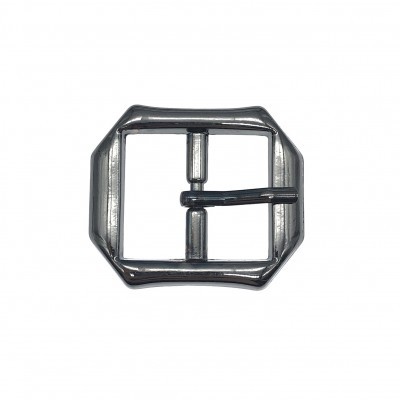 Fivela metálica prateada com formato octogonal para cinto.