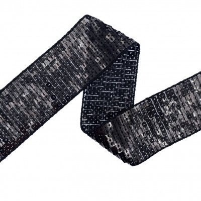 Faixa preta e cinzenta com lantejoulas em padrão geométrico.