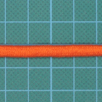 Cabo laranja sobre base de corte verde com grelha