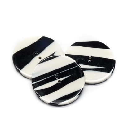 Botões redondos listrados preto e branco com dois e um orifício