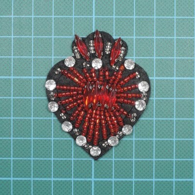 Patch decorativo em forma de coração com contas vermelhas e pedras brilhantes