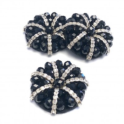 Três botões decorativos pretos com fileiras de cristais prateados