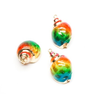 Três conchas decorativas coloridas com anéis metálicos em fundo branco