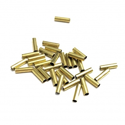 tubos metálicos dourados pequenos cilíndricos sobre fundo branco