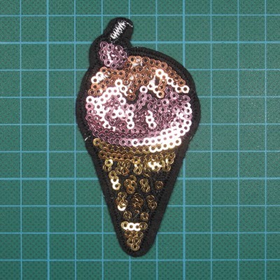 Emblema de gelado com cone em lantejoulas coloridas