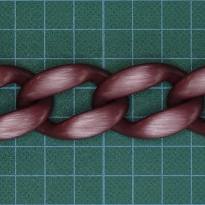 Corrente castanho avermelhado sobre base verde com grelha quadriculada