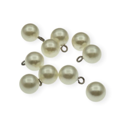Conjunto de nove contas de pérola sintética bege com argolas metálicas