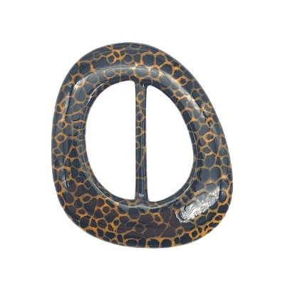 Fivela oval preta com padrão castanho irregular tipo pele de animal