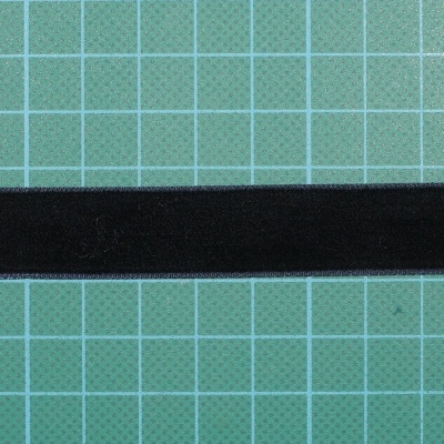 Tira preta sobre superfície verde quadriculada