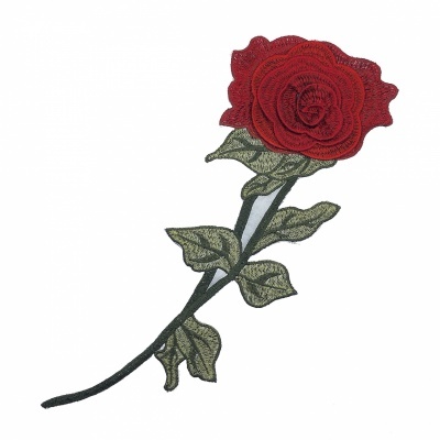 Aplicação em tecido de uma rosa vermelha com folhas verdes