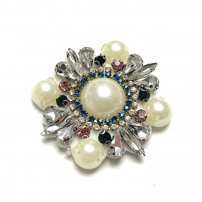 Broche redondo com pérolas e pedras brilhantes coloridas