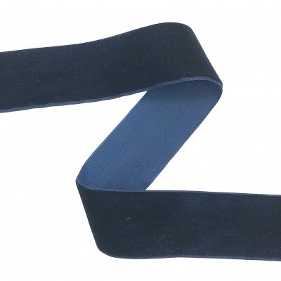 Fita elástica azul-escura com diferentes texturas em cada lado