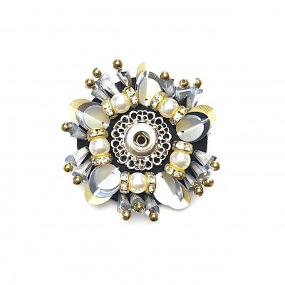 Broche decorativo redondo com pérolas falsas e detalhes metálicos prateados e dourados