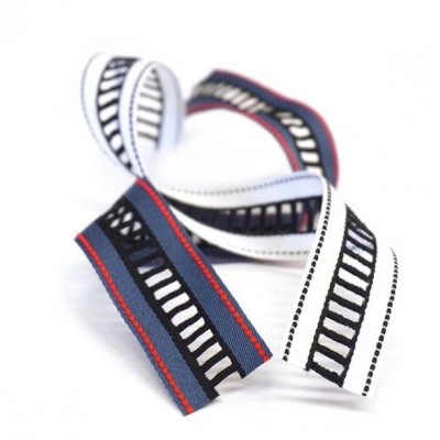 Fitas decorativas em tecido com padrões listrados preto e branco e azul escuro com vermelho
