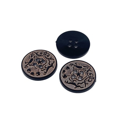 Três botões redondos, dois decorados e um liso preto