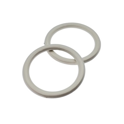 Duas argolas de madeira clara em fundo branco