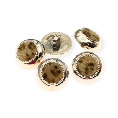 Botões redondos dourados com centro em tecido com padrão animal print.