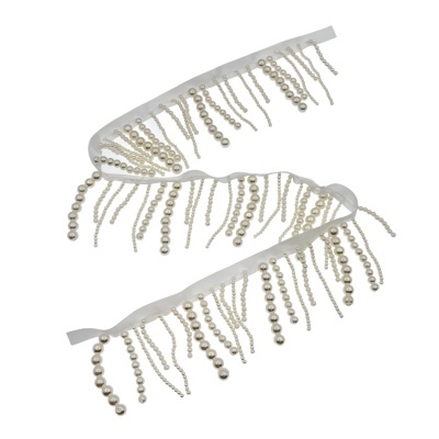 Fita decorativa branca com franjas de pérolas