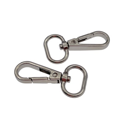 Dois mosquetões metálicos prateados com fecho e argola oval