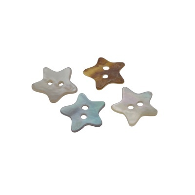 Botões em forma de estrela de várias cores sobre fundo branco