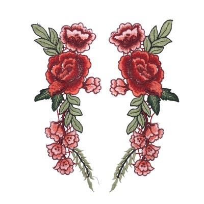 Par de patches bordados com flores vermelhas, rosas e verdes, tecido detalhado.