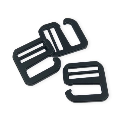 Três fivelas de plástico pretas para correias
