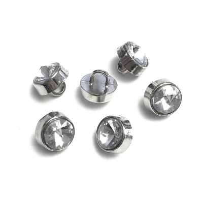 Botões metálicos prateados com pedras transparentes sobre fundo branco