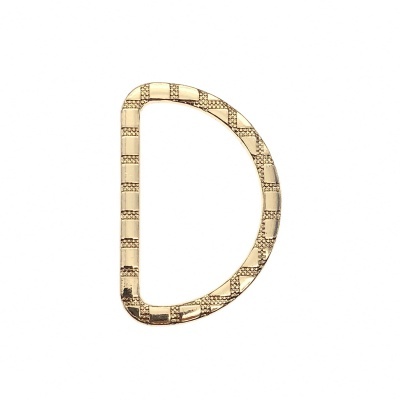 Argola metálica em forma de D dourada com padrão texturizado