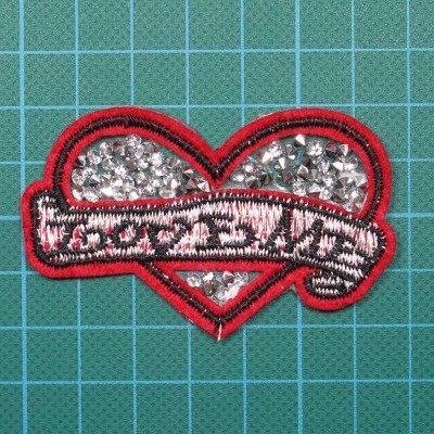 Patch bordado em forma de coração com pedras brilhantes e texto 