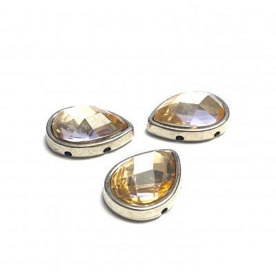 Três pedras em forma de gota com corte facetado sobre fundo branco.