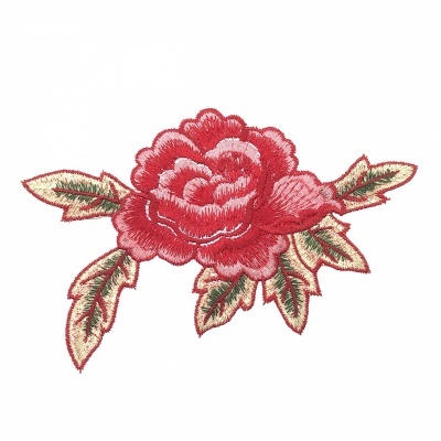 Aplicação em tecido bordado com flor vermelha e folhas verdes e creme
